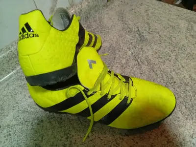 Zapatillas de fútbol Adidas amarillas con negro - miniatura 1