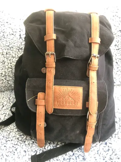 Mochila negra Fiorucci con correas de cuero - miniatura 1