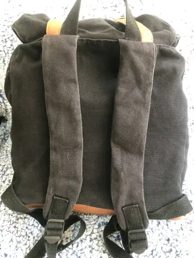 Mochila negra Fiorucci con correas de cuero - miniatura 2
