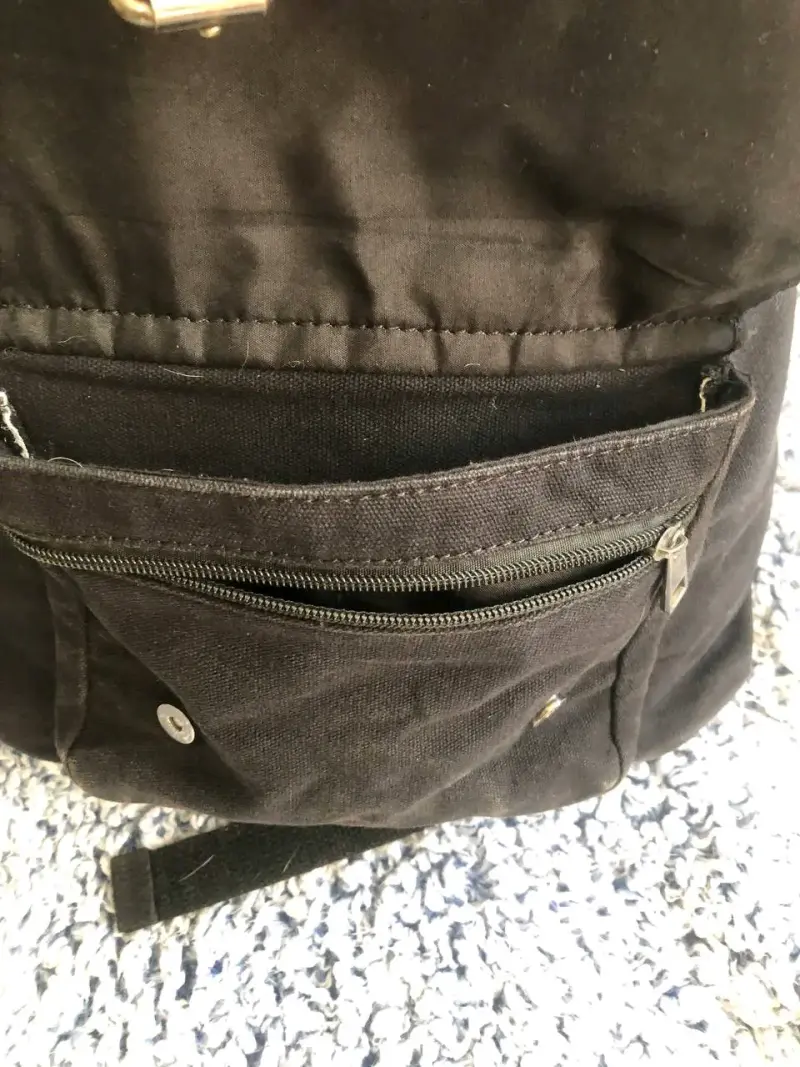 Mochila negra Fiorucci con correas de cuero - 4