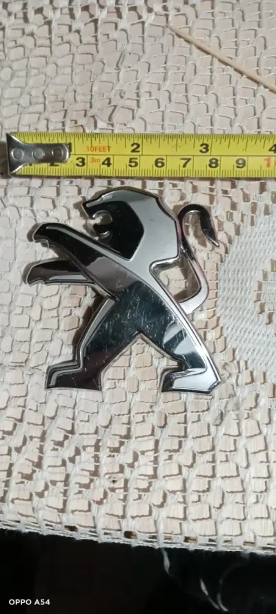 Emblema metálico de auto Peugeot - miniatura 1