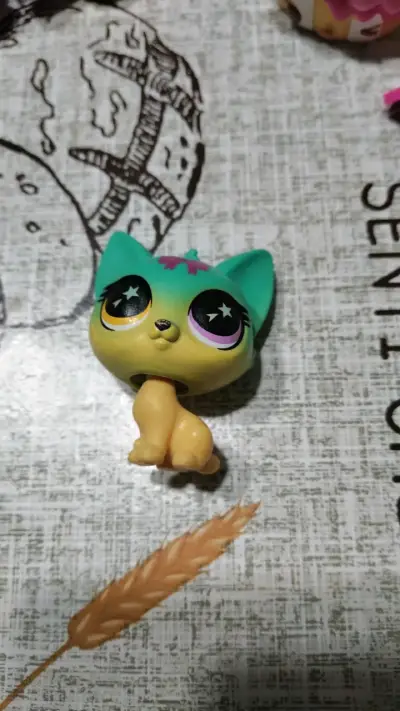 Figura de juguete Littlest Pet Shop gato verde - miniatura 1