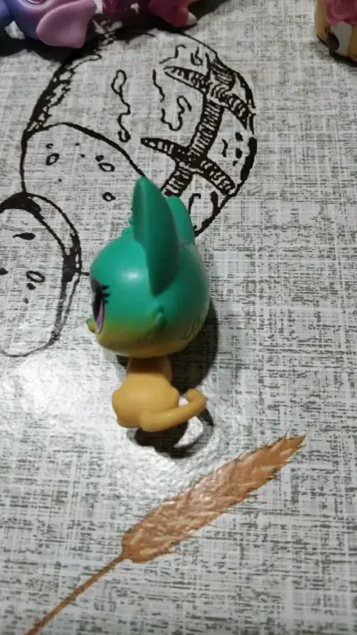 Figura de juguete Littlest Pet Shop gato verde - miniatura 2