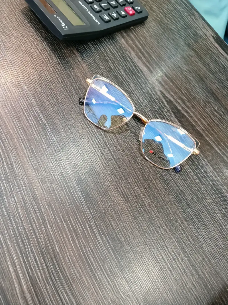 Lentes de sol con montura dorada y cristales azules