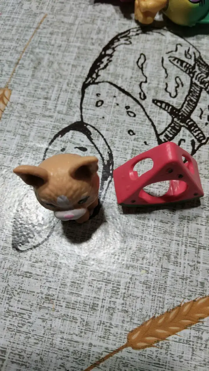 Figura de juguete de gato con accesorio - 2