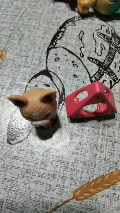Figura de juguete de gato con accesorio - miniatura 2