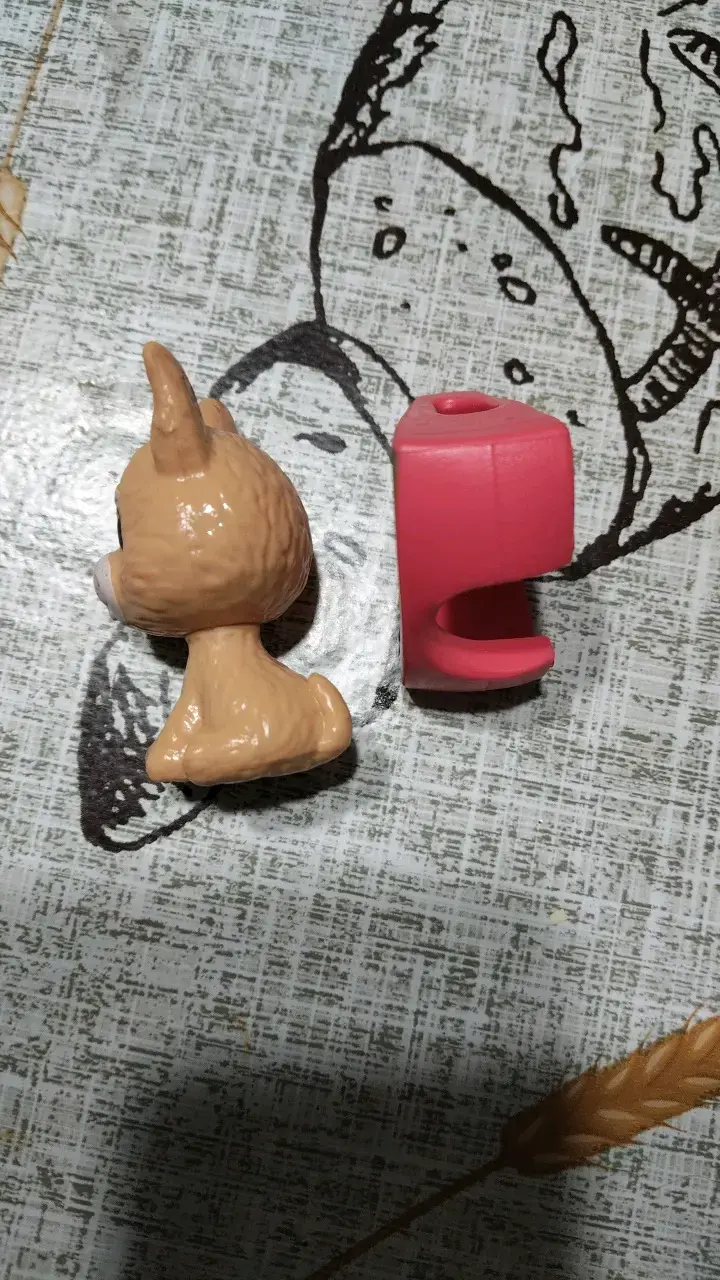 Figura de juguete de gato con accesorio - 3