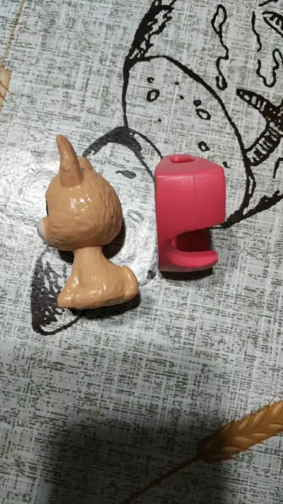 Figura de juguete de gato con accesorio - miniatura 3