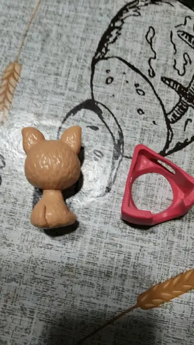 Figura de juguete de gato con accesorio - miniatura 4