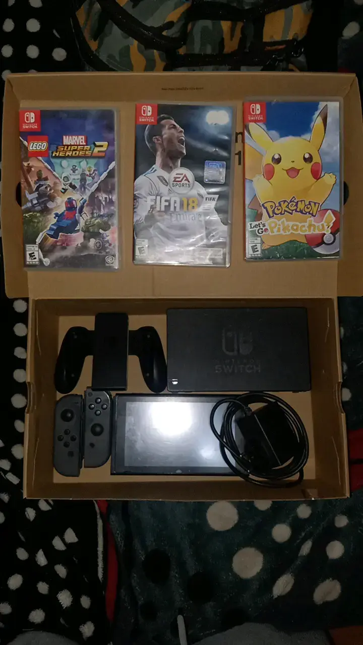 Consola Nintendo Switch con 3 juegos incluidos - 1