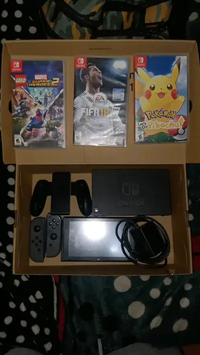 Consola Nintendo Switch con 3 juegos incluidos - miniatura 1