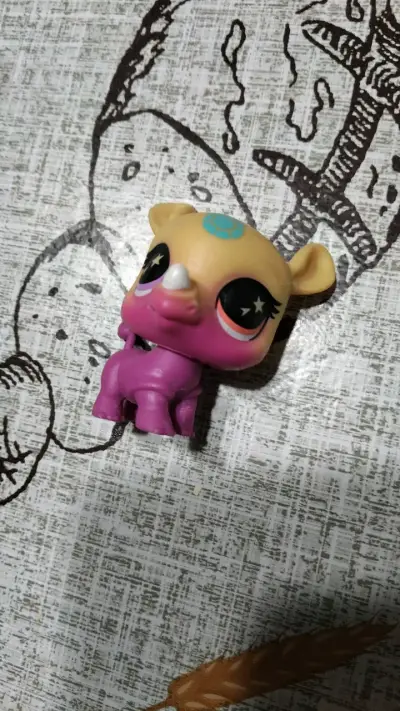 Figura de juguete rinoceronte colorido - miniatura 1