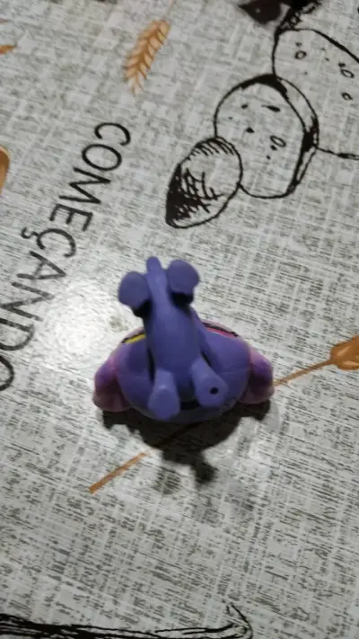 Figura de juguete perro morado y rosa - miniatura 5