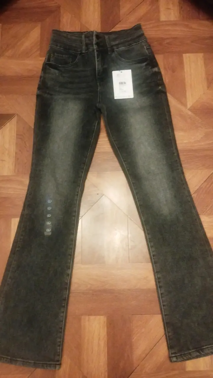 Jeans acampanados para mujer en gris desgastado