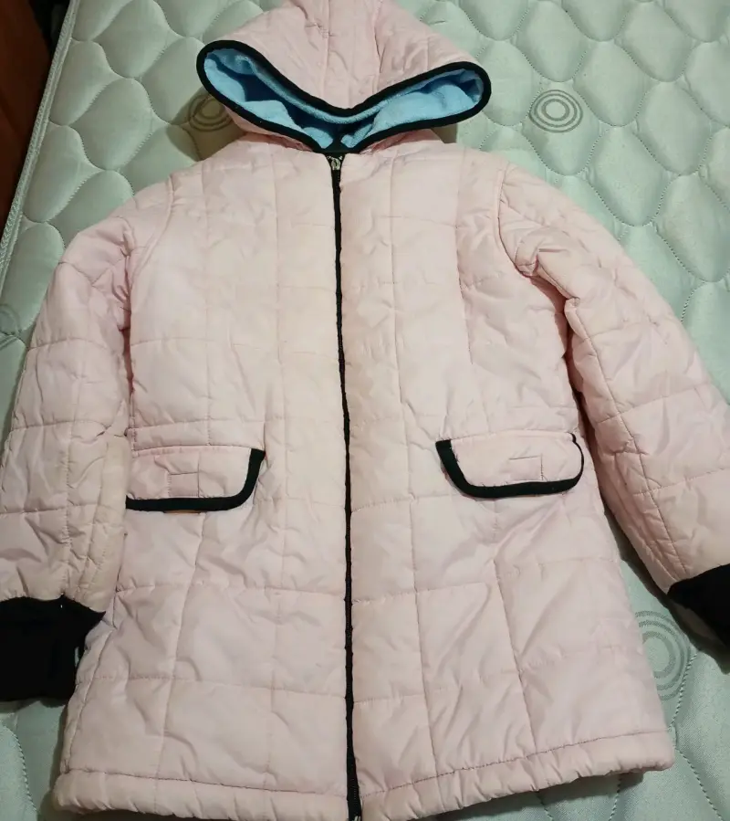 Chaqueta rosada con capucha - 1