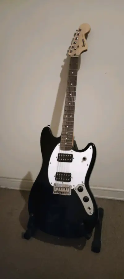 Guitarra eléctrica Squier negra con doble pastilla - miniatura 1