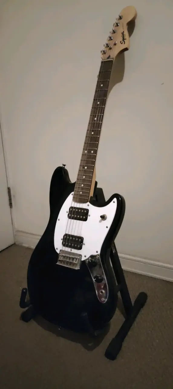 Guitarra eléctrica Squier negra con doble pastilla - 2