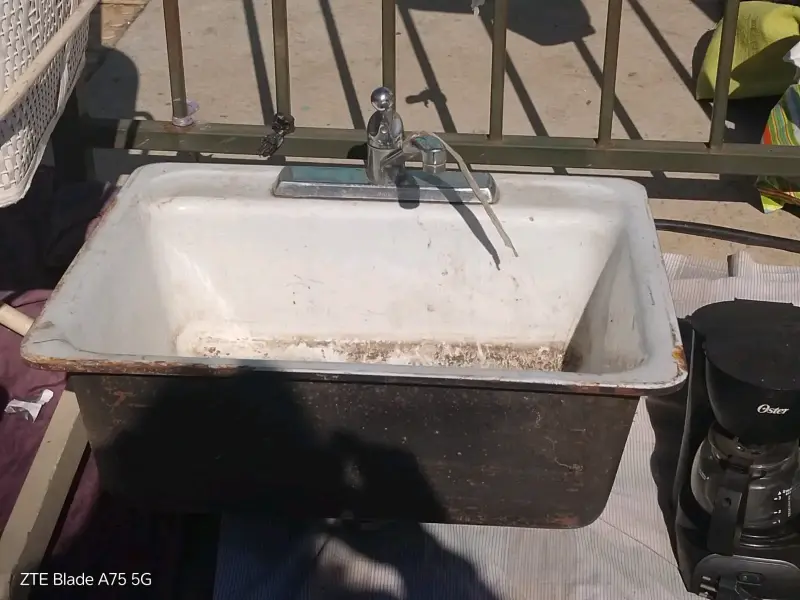 Escritorio de vidrio con estructura metálica - 2