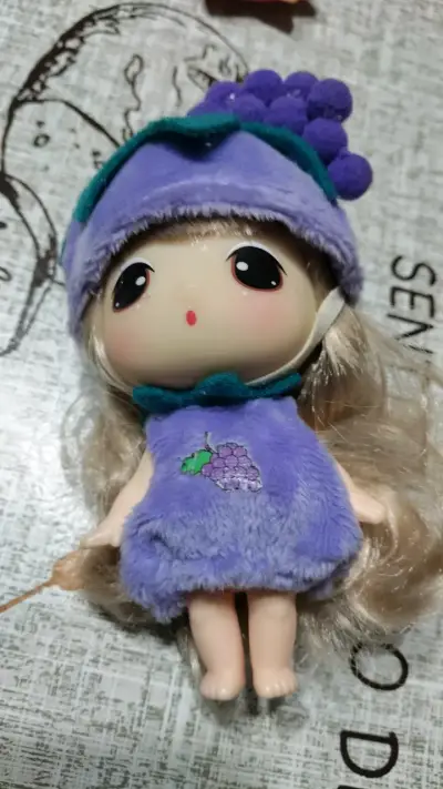 Muñeca de peluche con disfraz de uva - miniatura 1
