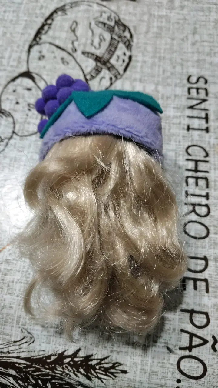 Muñeca de peluche con disfraz de uva - 2