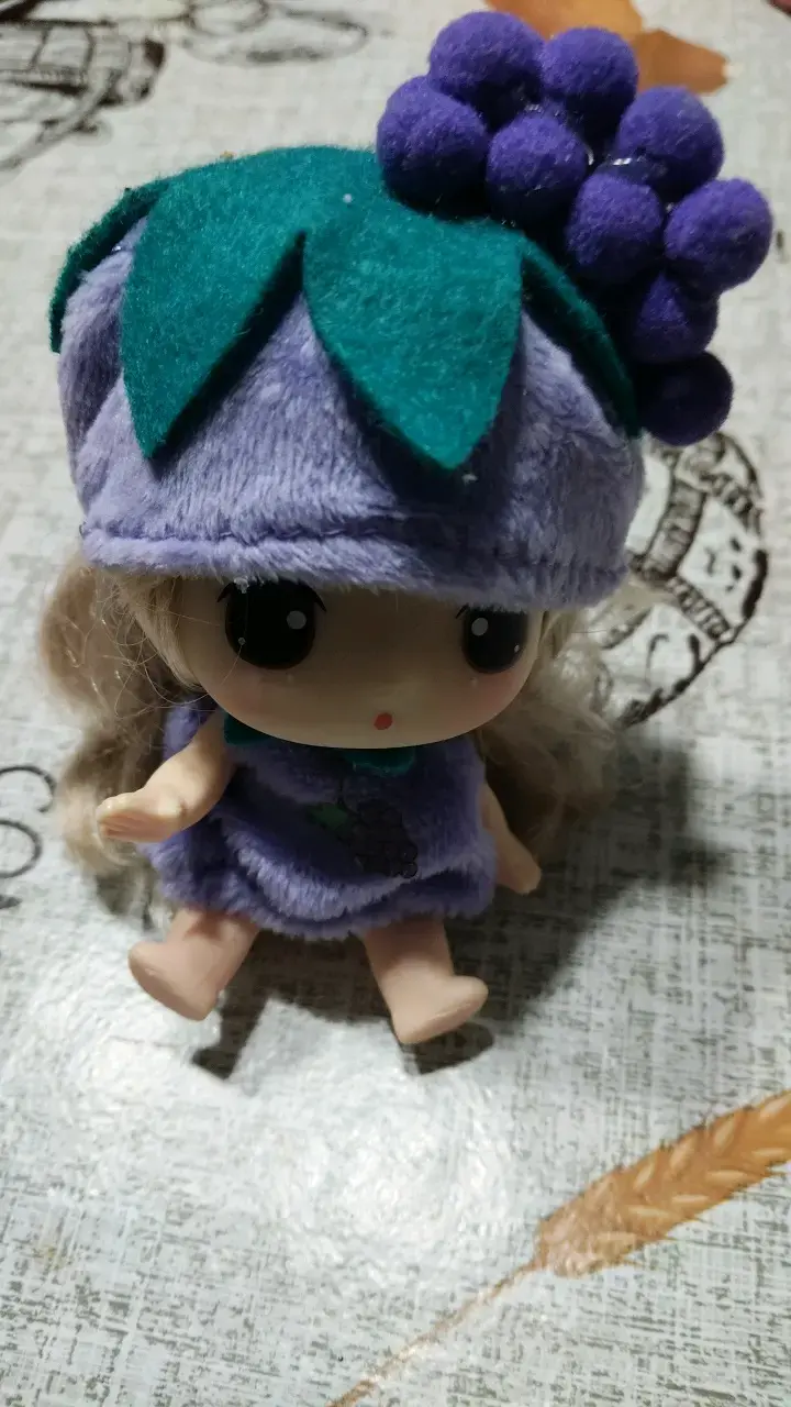 Muñeca de peluche con disfraz de uva - 3