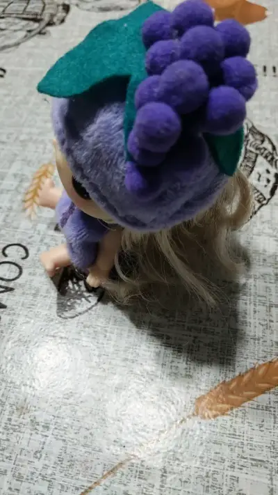 Muñeca de peluche con disfraz de uva - miniatura 4