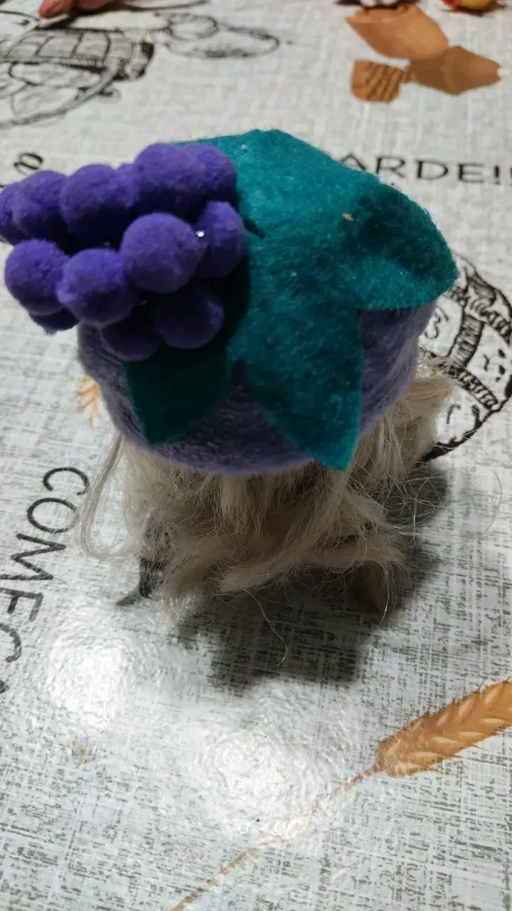 Muñeca de peluche con disfraz de uva - 5