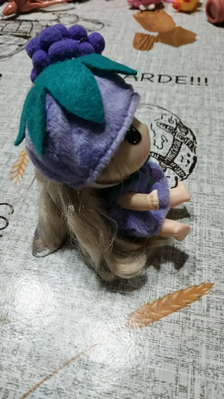 Muñeca de peluche con disfraz de uva - 6