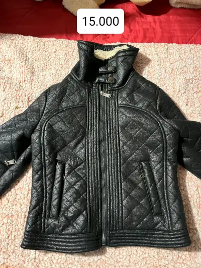Chaqueta de cuero sintético negra con diseño acolchado - miniatura 1