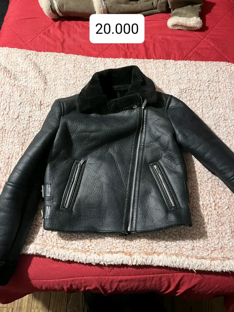 Chaqueta de cuero sintético negra con diseño acolchado - 3