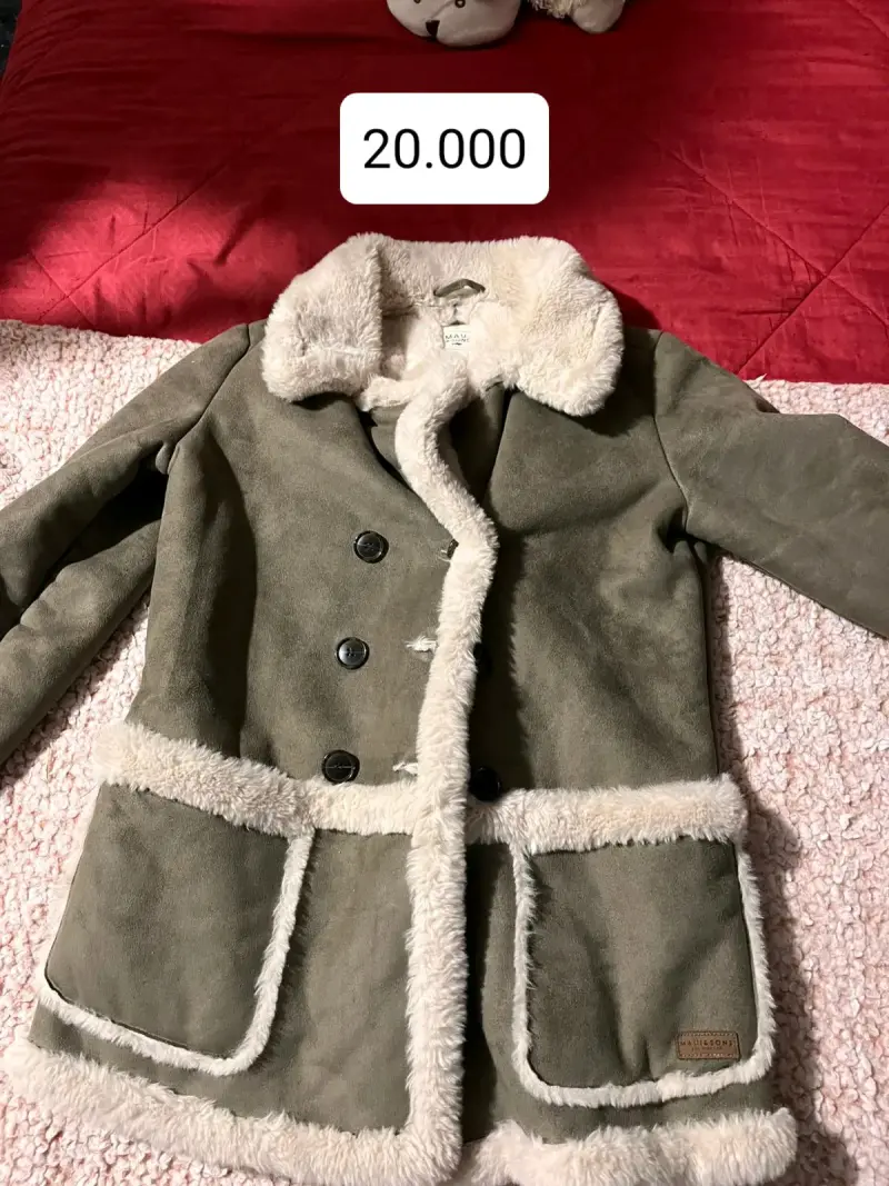 Chaqueta de cuero sintético negra con diseño acolchado - 4