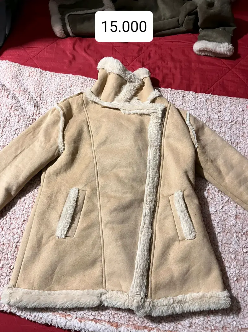 Abrigo de mujer beige con forro de piel sintética - 1