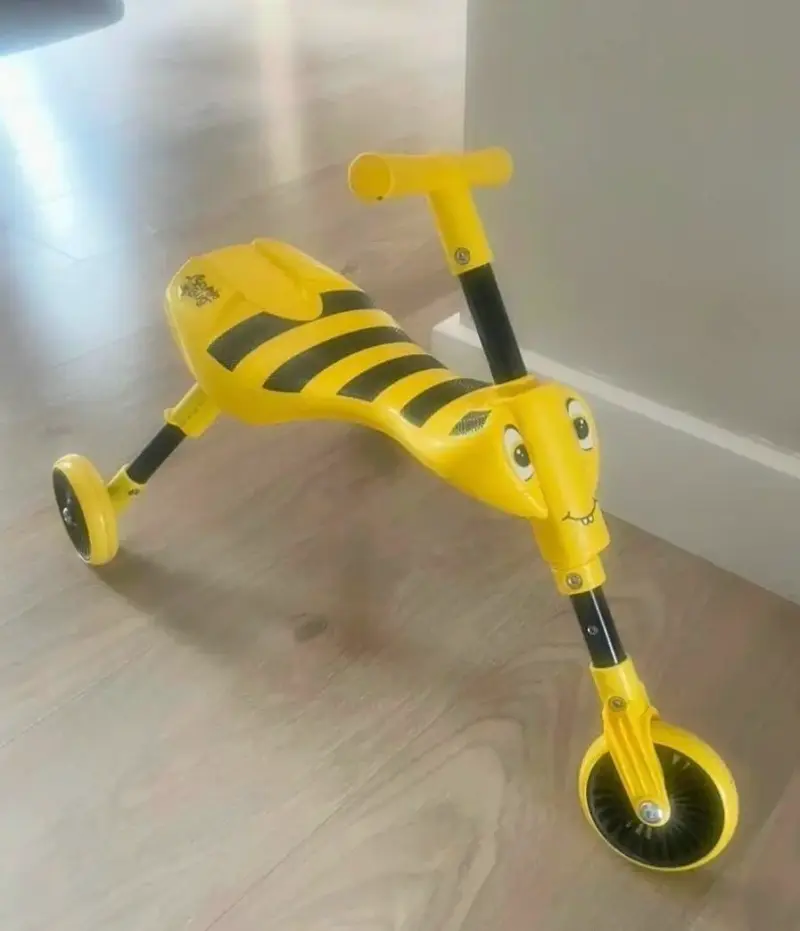 Triciclo infantil amarillo con diseño de abeja