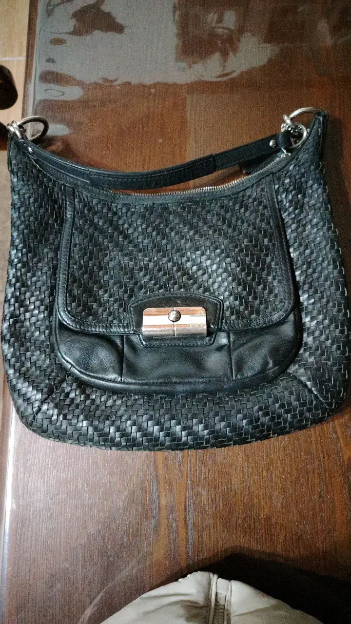 Cartera de cuero negra Coach con diseño tejido - 1