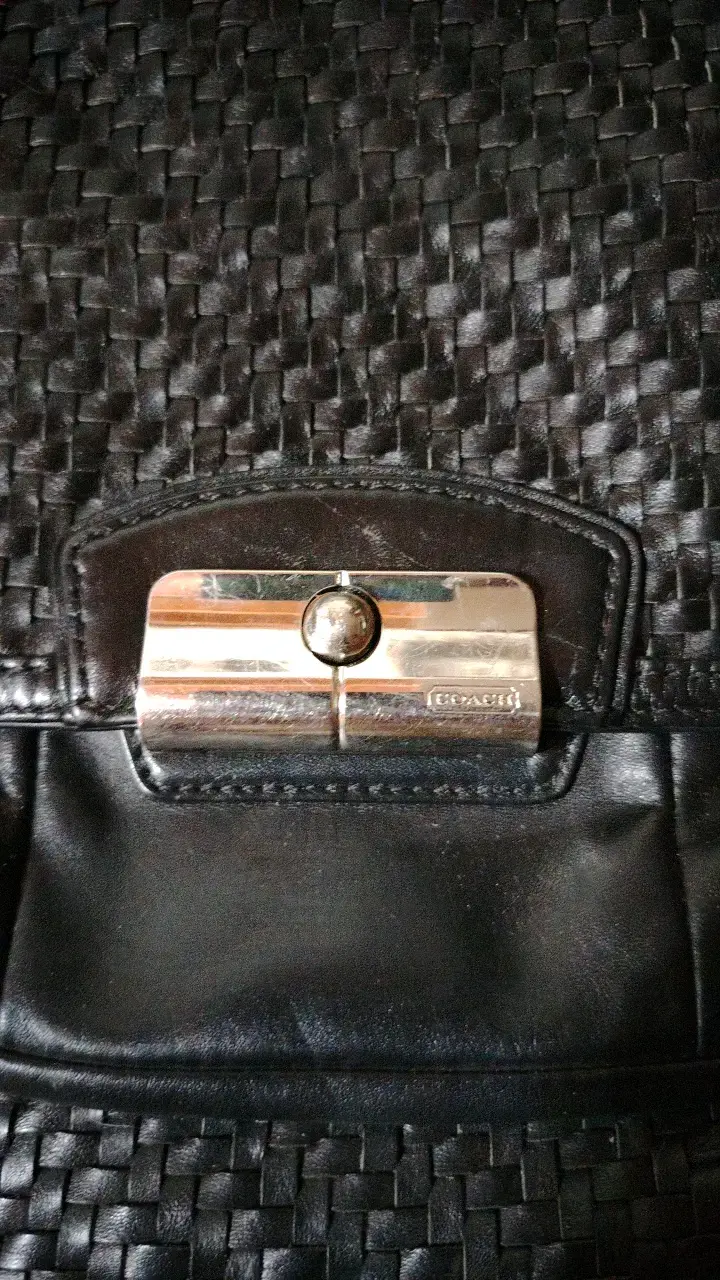 Cartera de cuero negra Coach con diseño tejido - 2