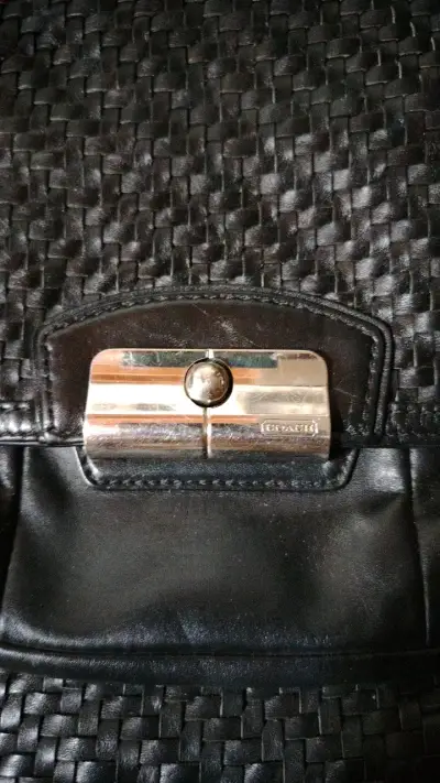 Cartera de cuero negra Coach con diseño tejido - miniatura 2