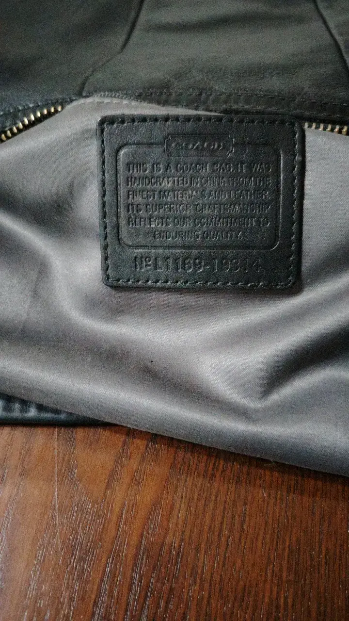 Cartera de cuero negra Coach con diseño tejido - 4