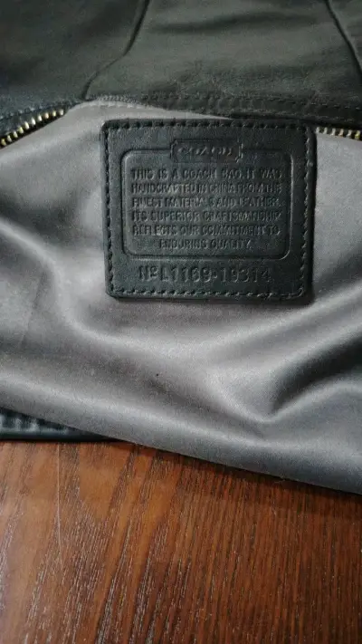 Cartera de cuero negra Coach con diseño tejido - miniatura 4