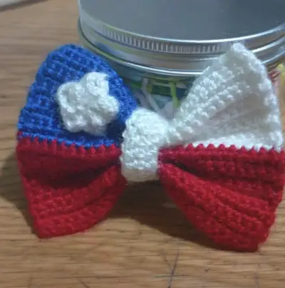 Lazos tejidos a crochet coloridos - miniatura 1