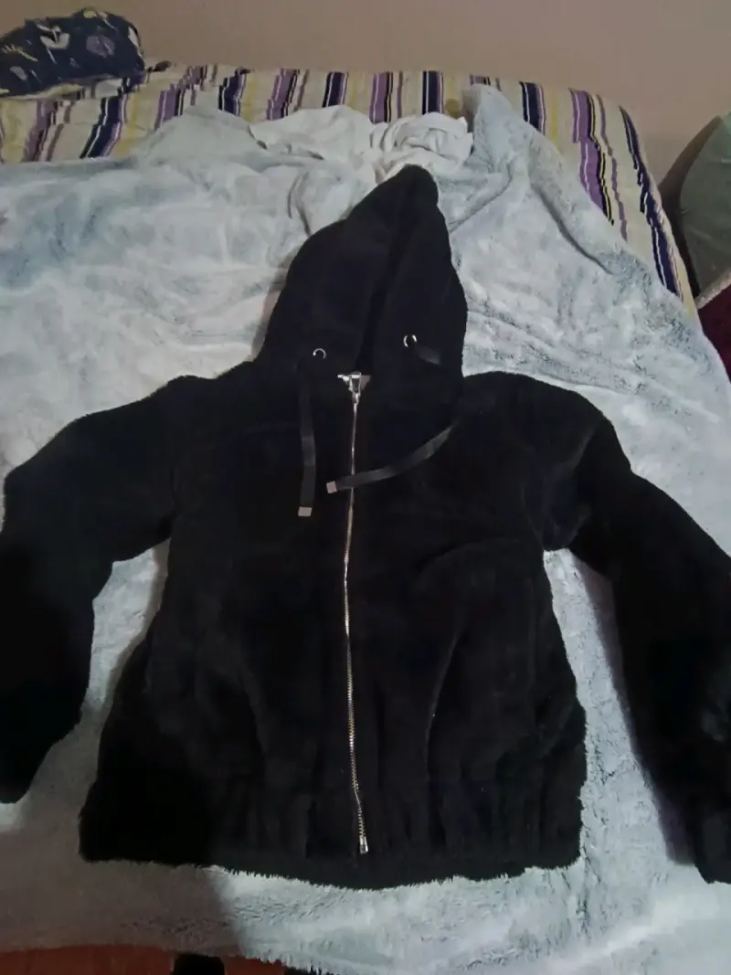 Chaqueta de felpa negra con capucha - 1