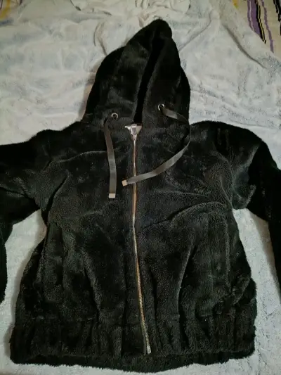 Chaqueta de felpa negra con capucha - miniatura 2