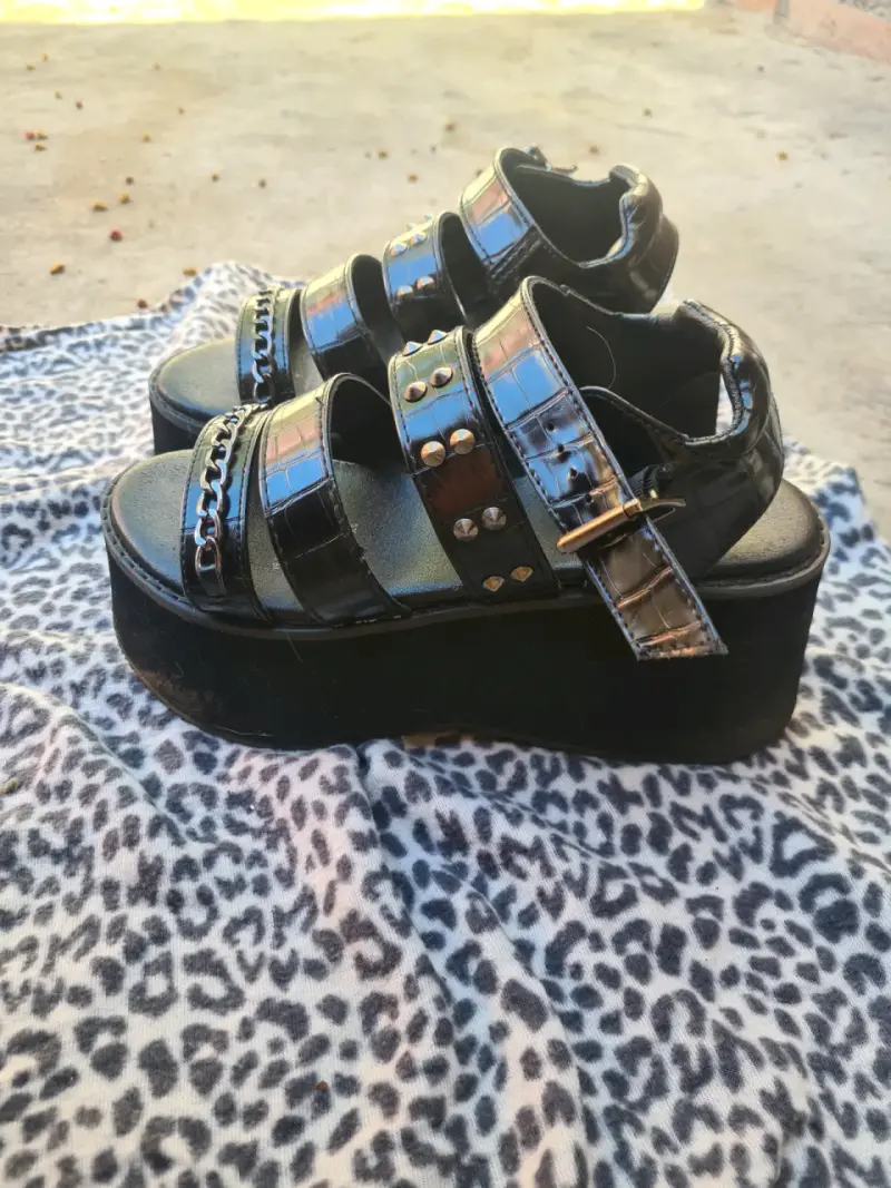 Sandalias negras con plataforma y tachas - 1