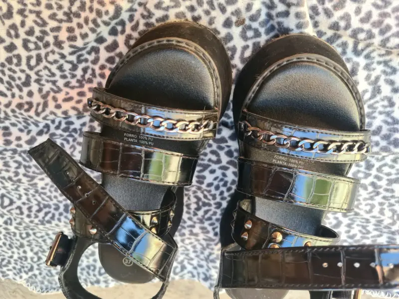 Sandalias negras con plataforma y tachas - 2