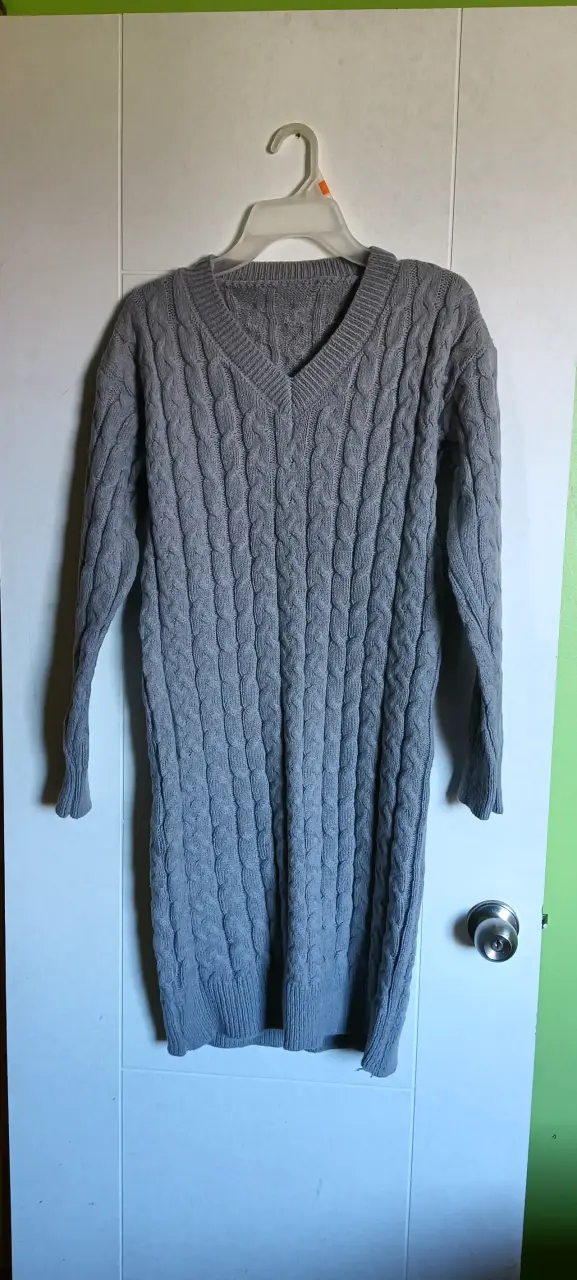 Vestido de punto gris con diseño trenzado