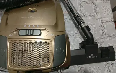 Aspiradora Ursus Trotter Silent Power Tech 1600W - miniatura 3