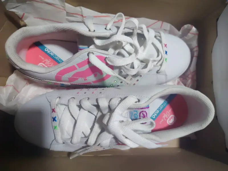 Zapatillas blancas con diseño colorido para mujer