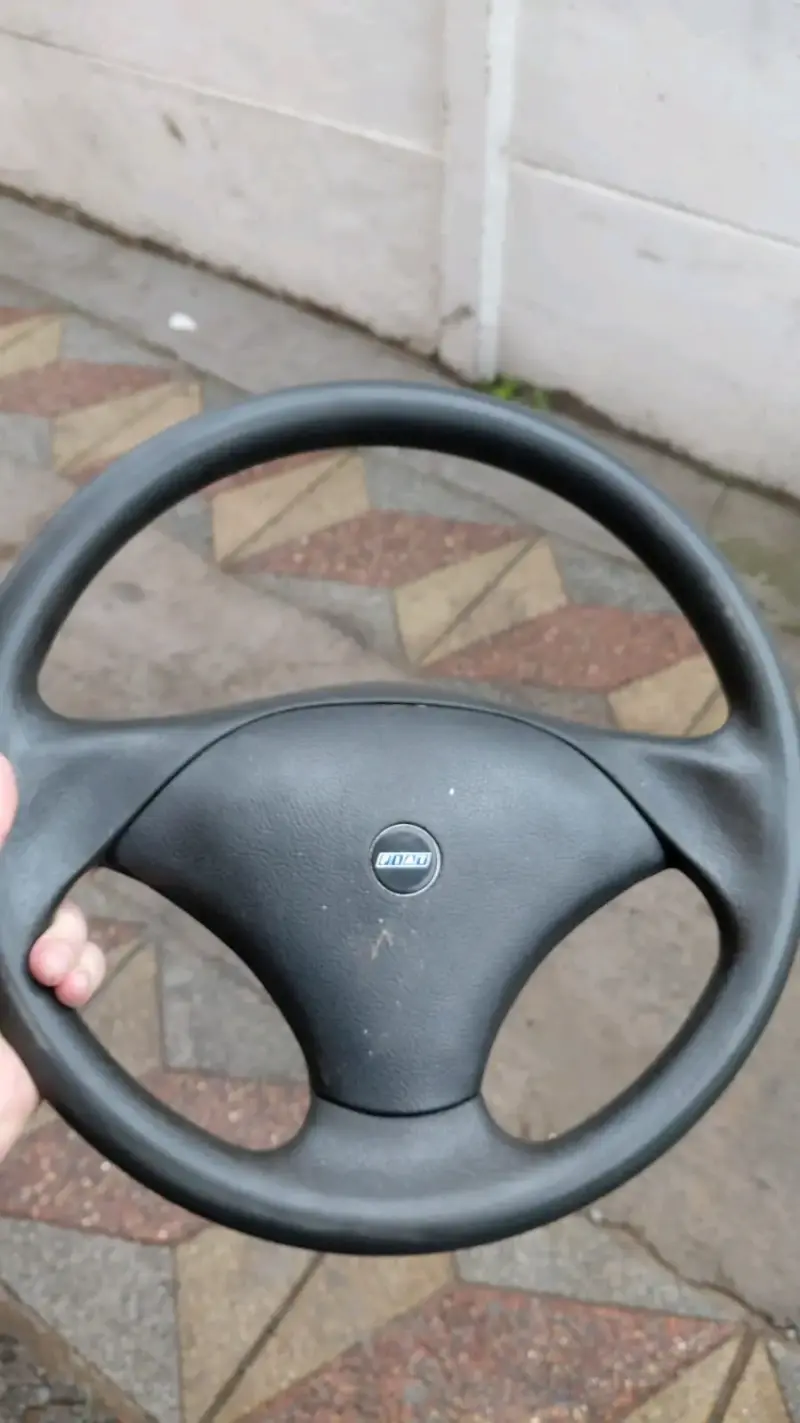 Volante de auto Fiat en buen estado - 1