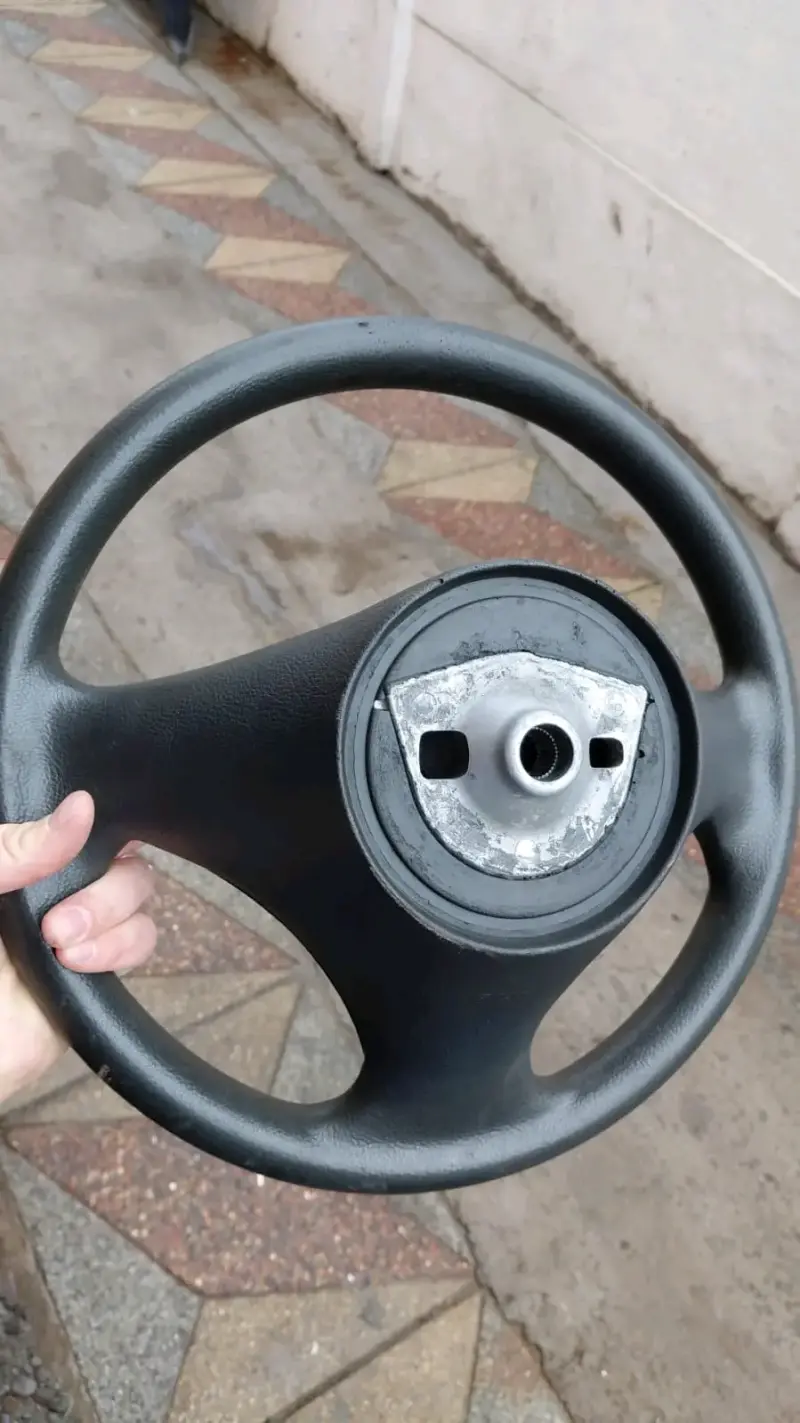 Volante de auto Fiat en buen estado - 2