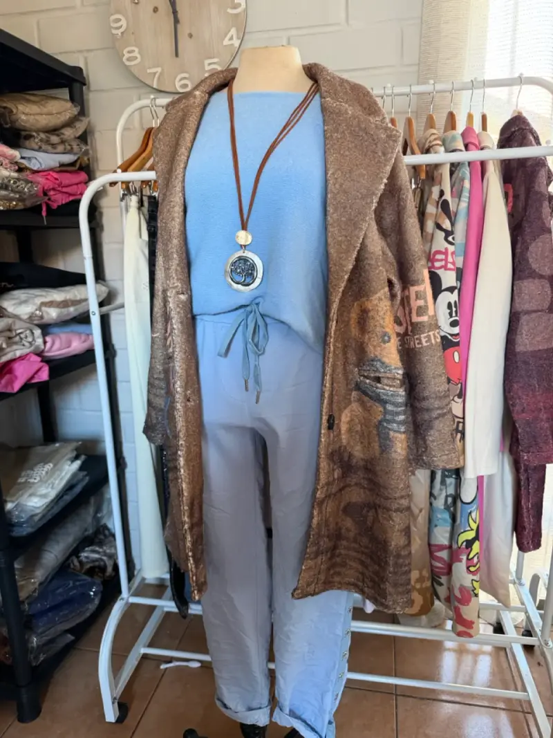 Conjunto de Mujer Azul con Abrigo Estampado - 3
