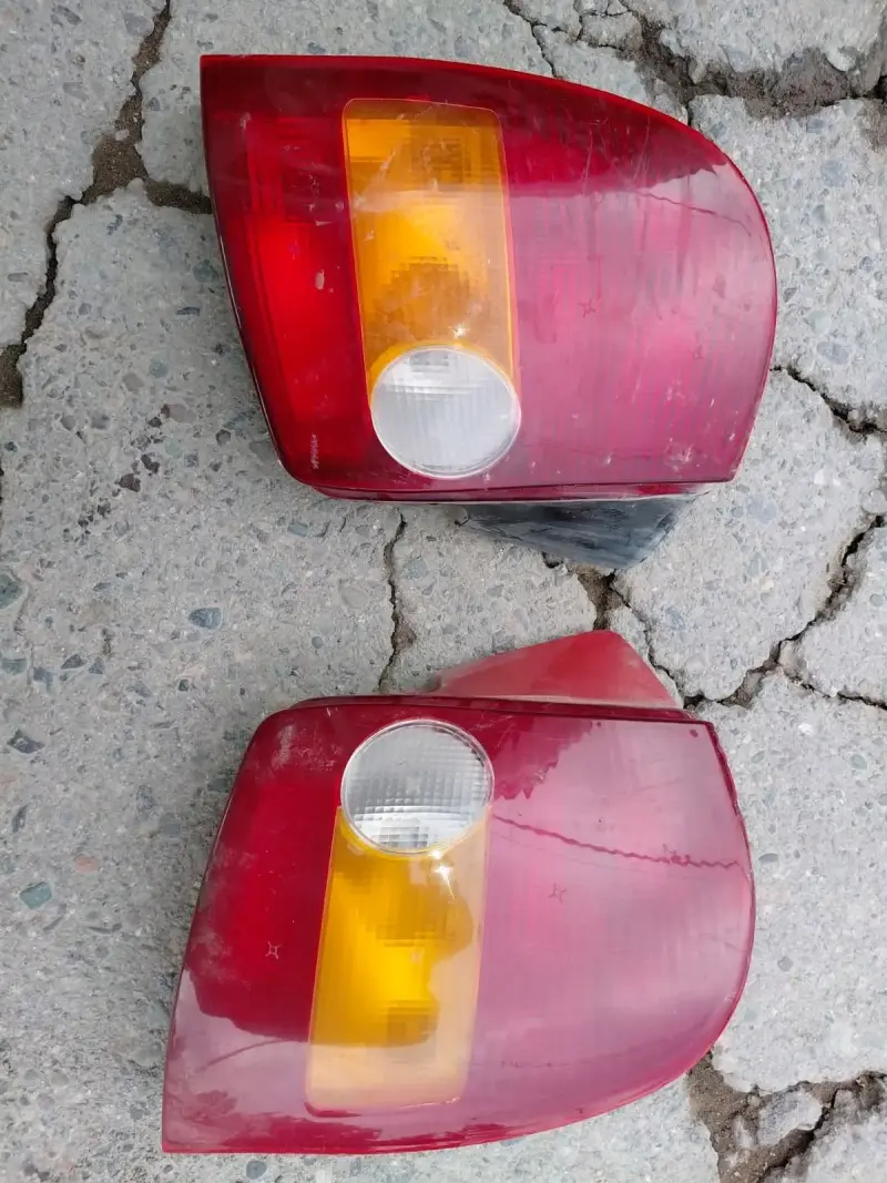 Par de luces traseras para auto usadas